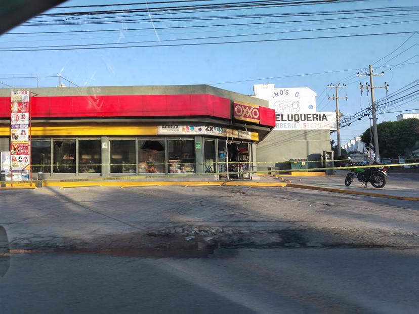 Asesinan a dos policías municipales durante ataque a Oxxo en Puebla