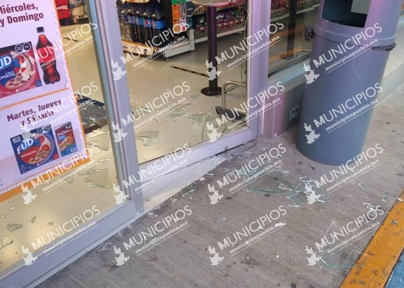 Indigente vandaliza tienda Oxxo en San Alejandro