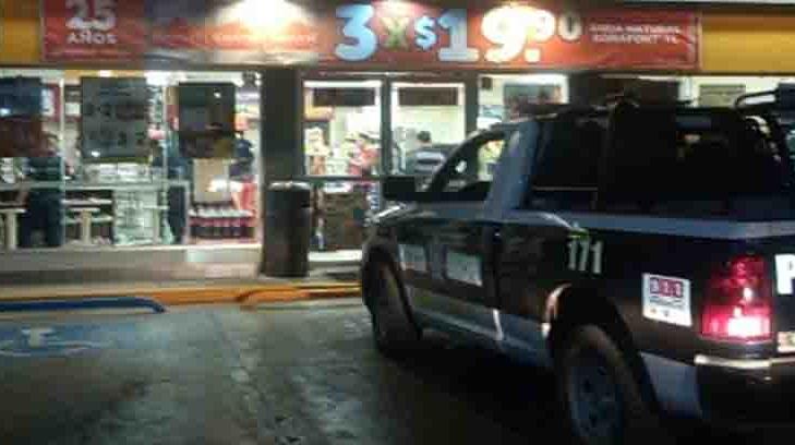 Asaltan Oxxo y vuelcan su auto al huir: mueren dos hampones