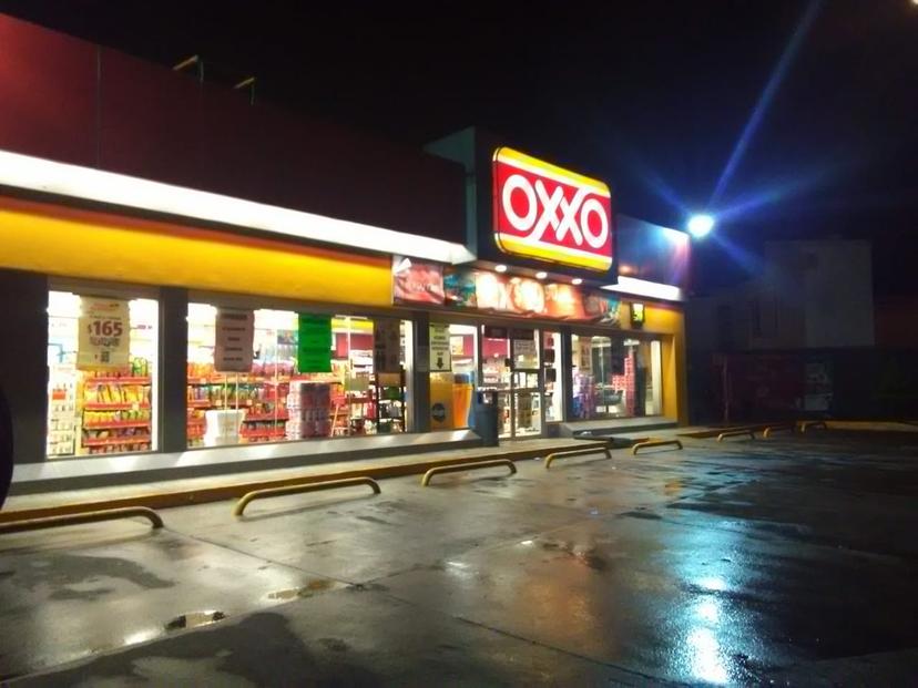 Asaltan Oxxo en Huejotzingo y se llevan camión