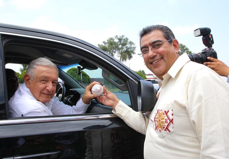 López Obrador y Céspedes felicitan a los padres en su día