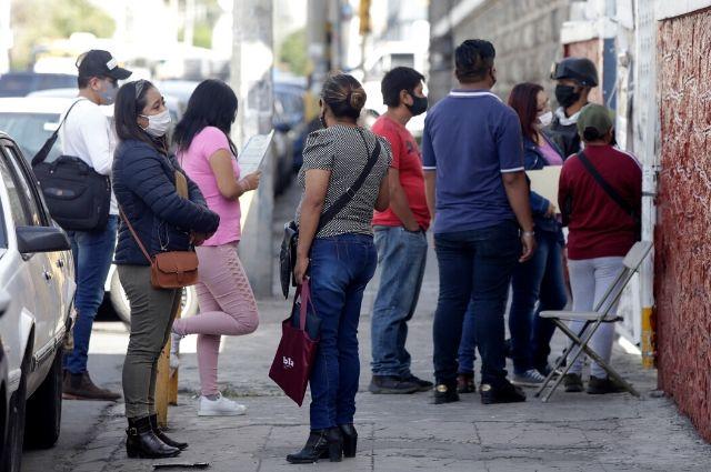 Cobro de cuotas escolares genera malestar en padres de familia de Texmelucan