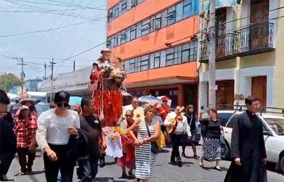 VIDEO Fieles poblanos realizan procesión con la imagen de San Antonio de Padua