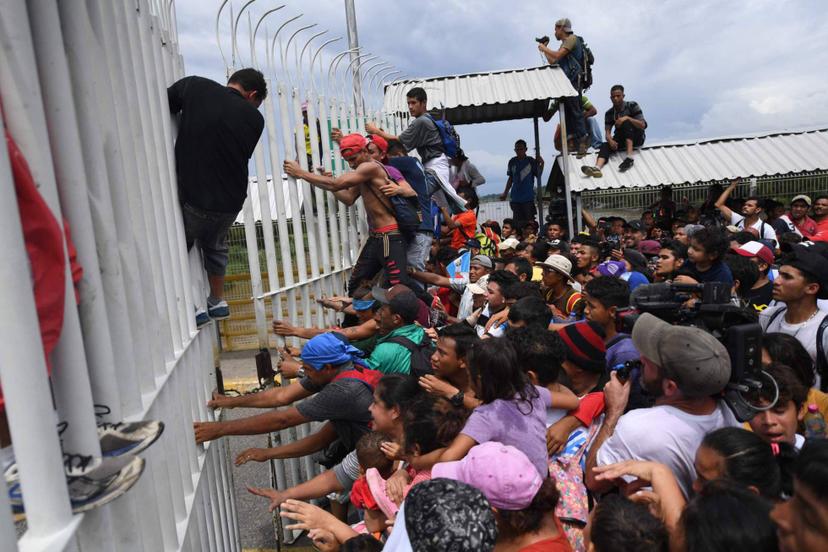 Rompe cerco caravana migrante hondureña, llega a Guatemala