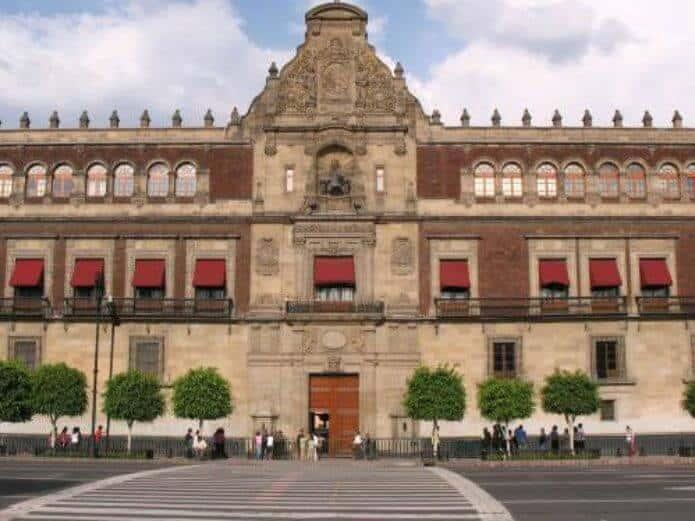 Maestros protestan y hacen plantón frente a Palacio Nacional