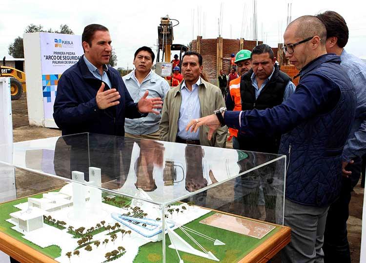 Instalan primer arco de seguridad en carreteras de Puebla