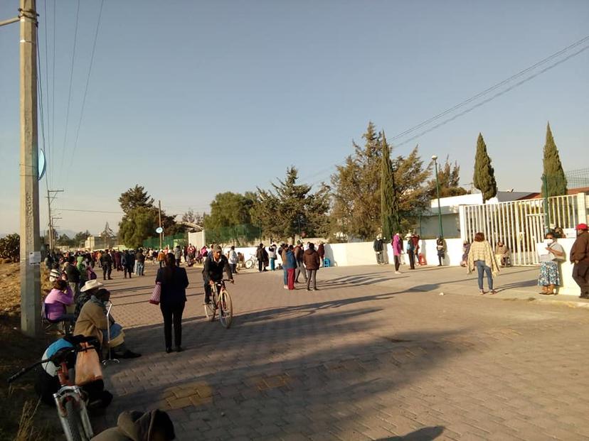 Retraso en llegada de vacuna genera largas filas de abuelitos en Palmar de Bravo y Huixcolotla