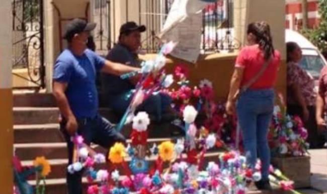 Bajas ventas reportan vendedores de cruces en Izúcar  