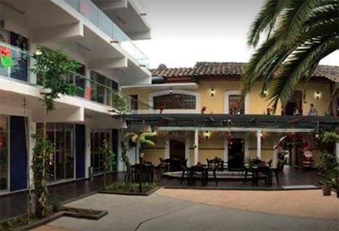 Familiares de ex edil roban agua para centro comercial en Huauchinango