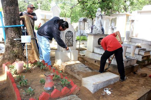 Cierran panteones y restaurantes en Izúcar por Covid-19