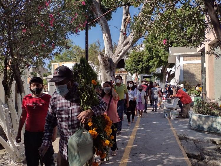 Día de Muertos reúne a miles en panteones de Tehuacán