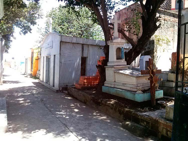 Panteones de Texmelucan, sin espacio para más tumbas