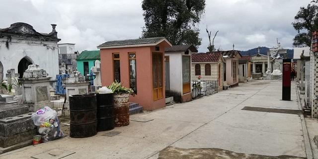 Funcionario niega malos manejos en panteones de Huauchinango