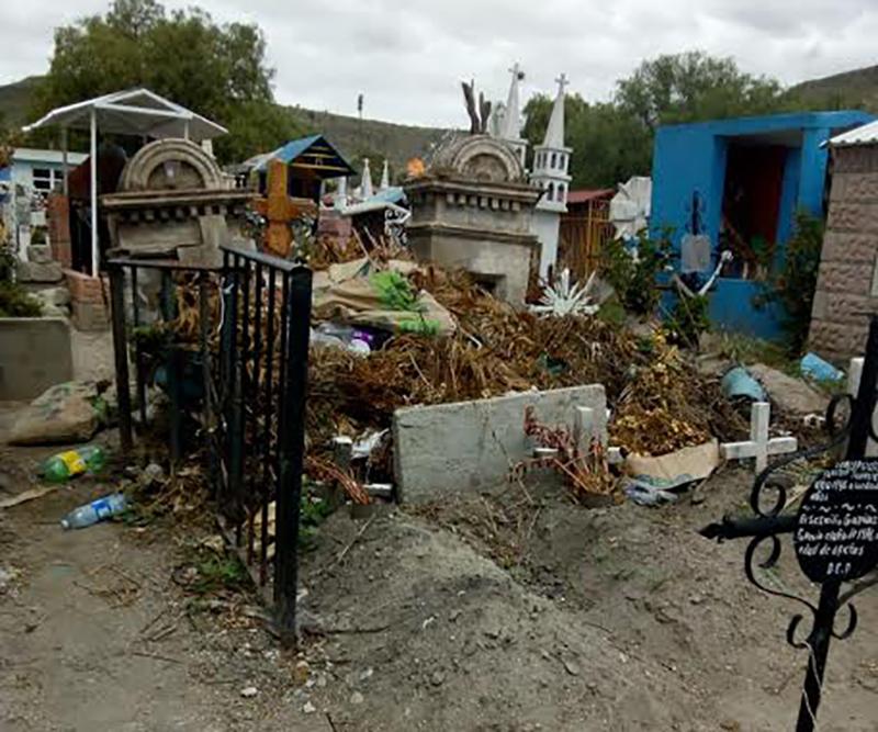 Encargado del panteón vende como chatarra cajas de muertos