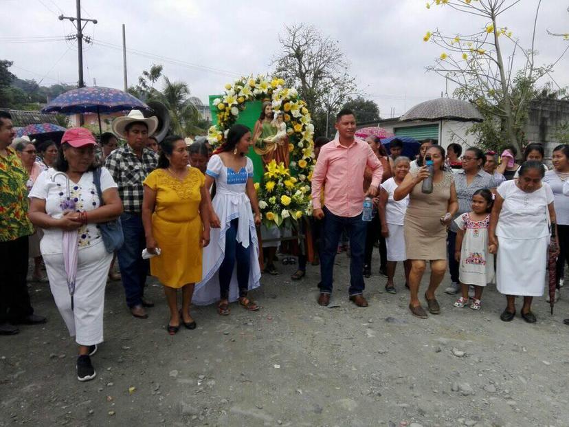 Casi mil personas participan en cabalgata y baile en Pantepec pese a coronavirus