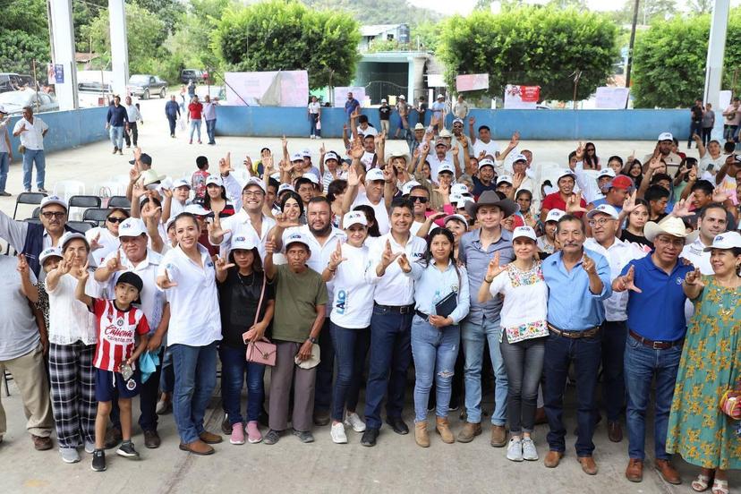 Asesorías a citricultores ofrece Lalo Rivera a productores de la Sierra Norte