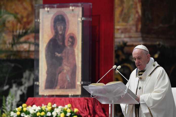 Papa dedica misa del Domingo de Resurrección a afectados por coronavirus