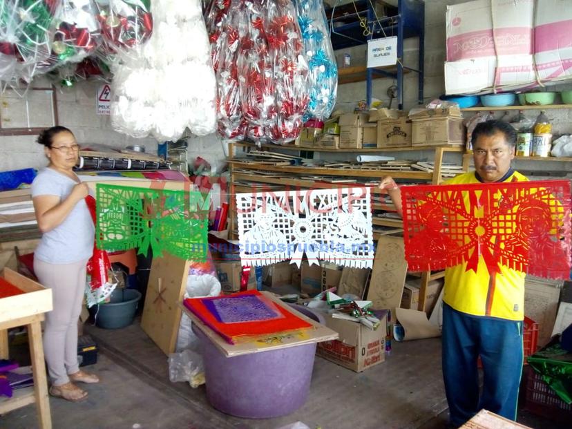 Exportan artesanos de Huixcolotla 400 mil figuras de papel picado
