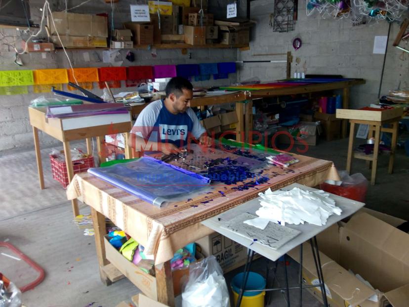 Exportan artesanos de Huixcolotla 400 mil figuras de papel picado