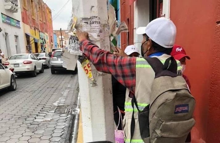 Tapizan con publicidad ilegal los postes de Atlixco