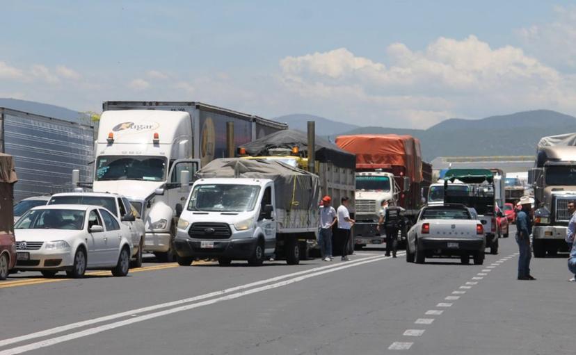 Transportistas desmienten acuerdos con el gobierno federal; sigue paro