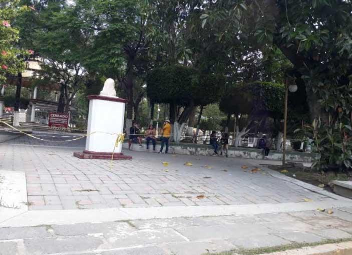 Ciudadanos no respetan zonas clausuradas por Covid en Tecamachalco