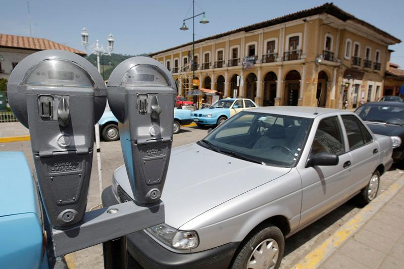 Pareja roba parquímetros de Teziutlán