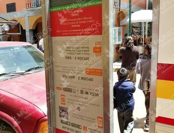 Colocan de cabeza anuncios de Parkimovil en Zacapoaxtla