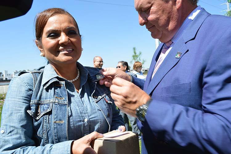 Plantan cientos de árboles al lado de la Recta a Cholula