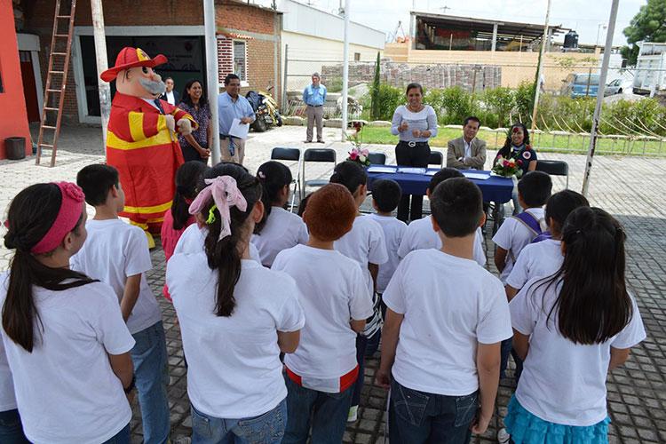 Se compromete Parra Jiménez a favorecer educación de niños