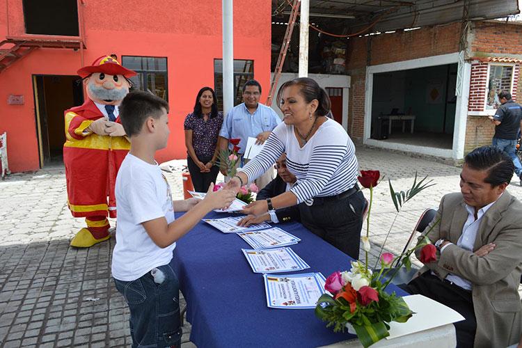 Se compromete Parra Jiménez a favorecer educación de niños