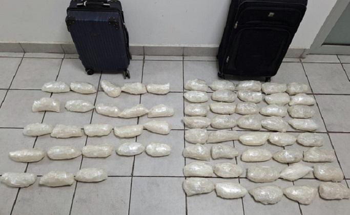 Detectan a pasajero con dos maletas rellenas de droga cristal