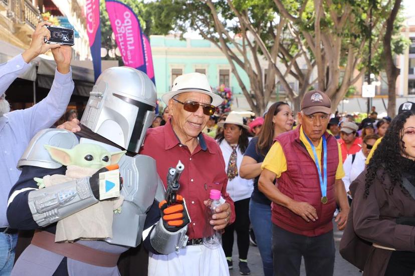 Gran Paseo muy Padre reunió a más de 800 personas en el zócalo de la ciudad