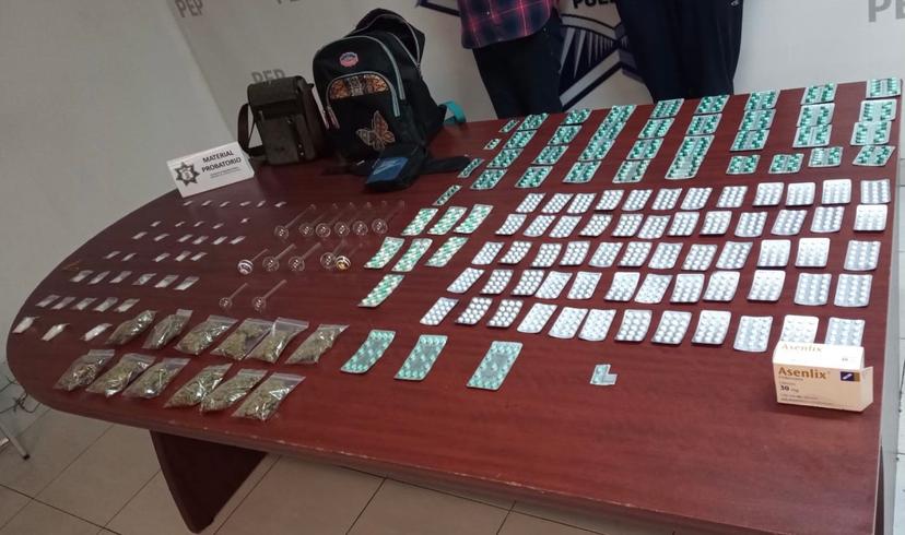 Aseguran a pareja con 1322 pastillas psicotrópicas en Coronango