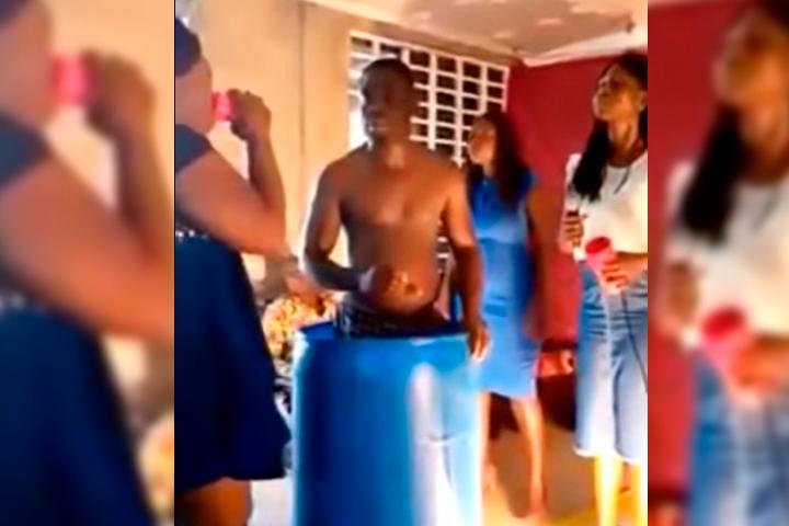 VIDEO Pastor hace beber a sus fieles el agua donde se bañó