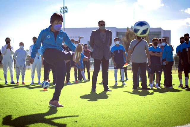 La rectora Lilia Cedillo inaugura la cancha 5 de fútbol soccer