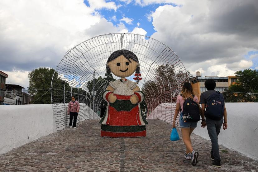 VIDEO Colocan adornos patrios en el puente de Ovando