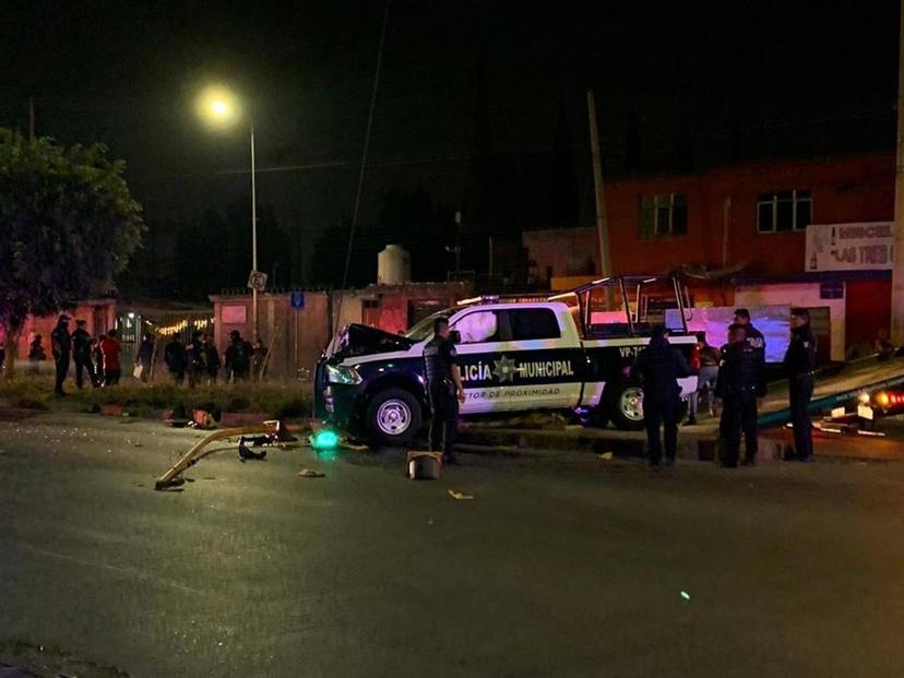 En choque, policías alcoholizados dejan 3 heridos y tumban semáforo