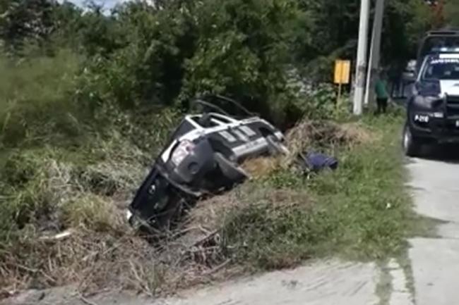 Vuelcan patrulla y motociclista en Izúcar durante persecución