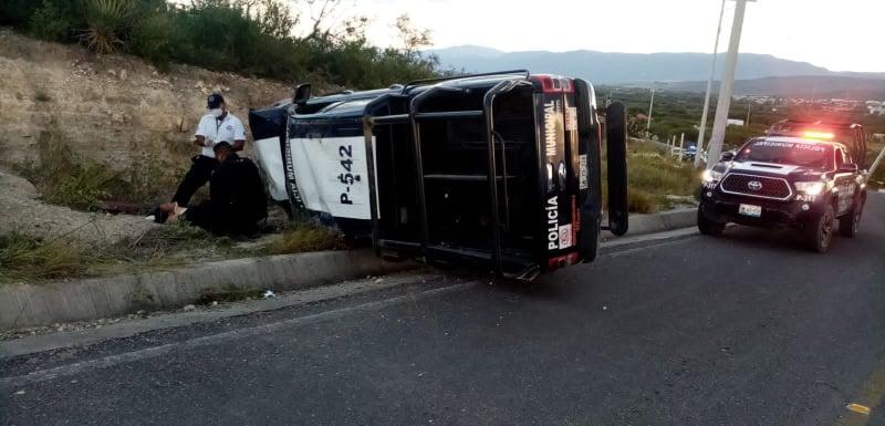 Mujeres policía vuelcan patrulla en la zona arqueológica de La Mesa en Tehuacán