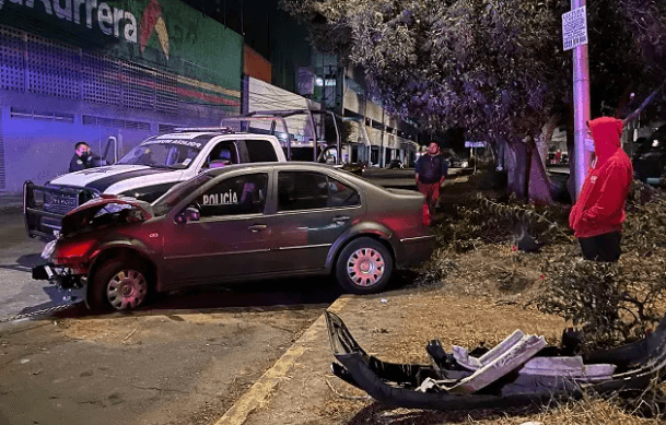 Conductora de Jetta se estampa contra patrulla frente a Plaza Dorada