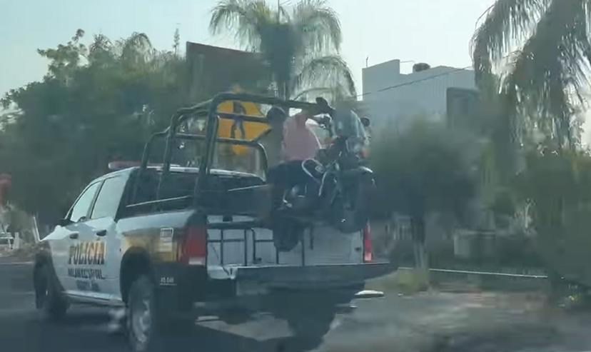 En San Juan Epatlán usan patrulla como camioneta de carga   