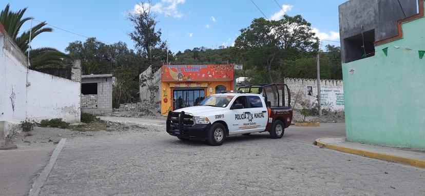 Hallan al interior de una camioneta a un hombre sin vida en Tecamachalco