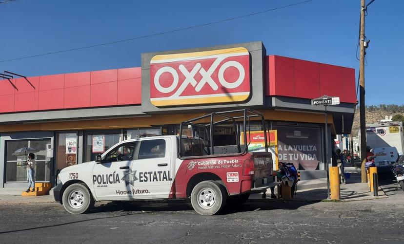 Delincuentes asaltan a familia al descender del autobús de pasajeros en Tecamachalco