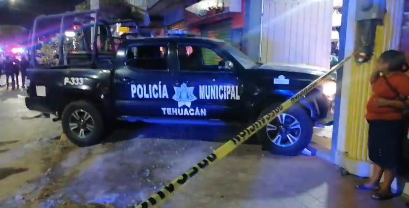 Patrulla de Tehuacán atropella a adolescente y termina impactándose contra negocio 