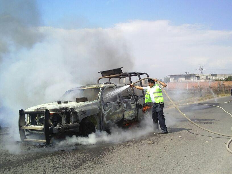 Queman mototaxistas una patrulla de la policía estatal en Xoxtla