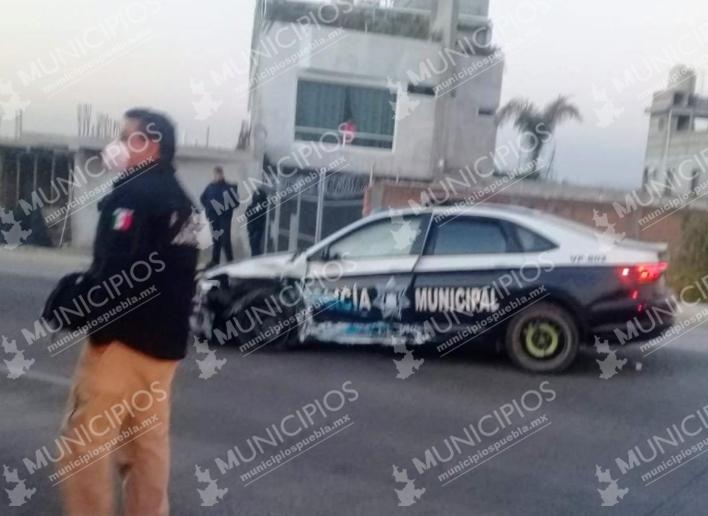 Taxista se mete en sentido contrario y choca de frente contra patrulla en Puebla