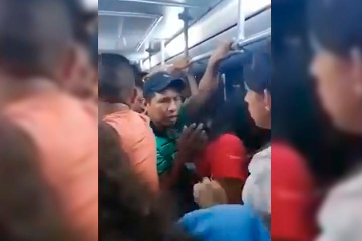 VIDEO Pedófilo acosa a niña en el transporte y pasajeros lo bajan