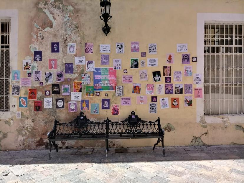 Protestan mujeres de Atlixco con pegotes en el centro de la ciudad