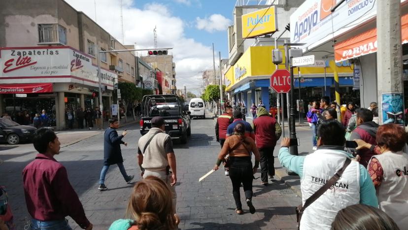 Desalojo confronta a ambulantes y personal del ayuntamiento de Tehuacán